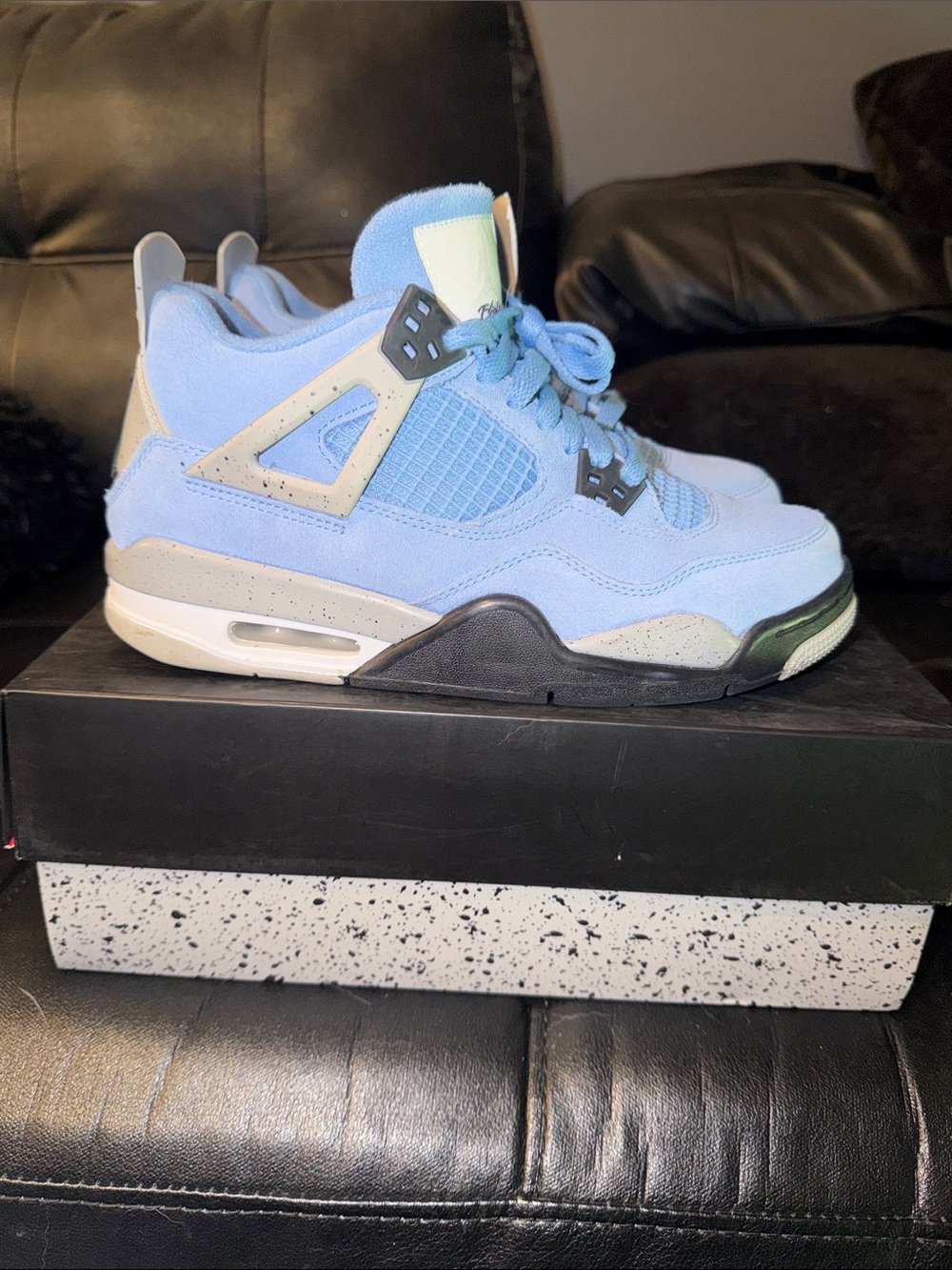 Jordan 4 Retro, university blue, size 6 5y - Picture 6 of 8